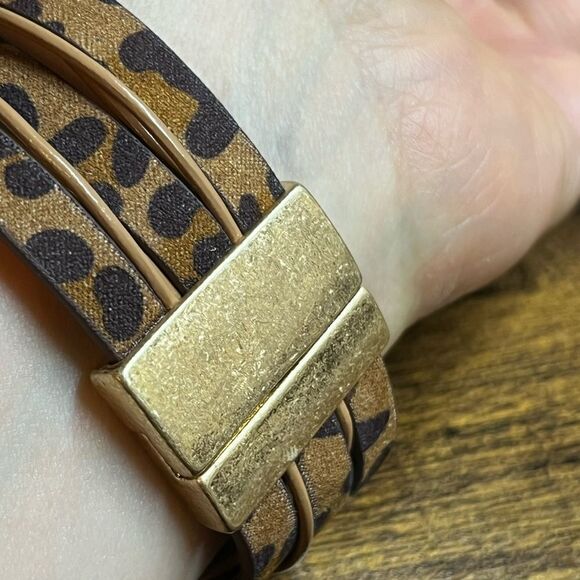 Fake suede Cross Decor Leopard Pattern Bracelet with magnetic closure - Picture 9 of 15